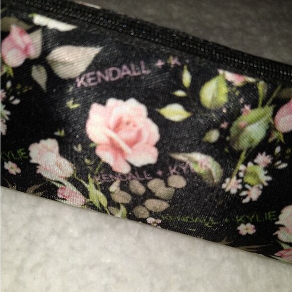 🆕️🎈🎈🎈🎉Kendall + Kylie Multi Purpose Cosmetic Pouch Floral 🌸 Print - Picture 3 of 4